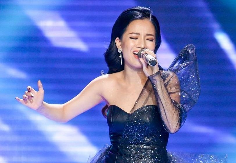 Hot girl duoc Tuan Hung dung sieu xe chieu du dan dau The Voice hinh anh