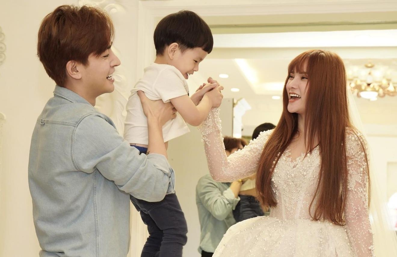 Thu Thuy va ban trai kem 10 tuoi di thu vay cuoi hinh anh