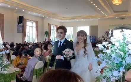 Thu Thuy hanh phuc trong le cuoi lan hai ben chong kem 10 tuoi hinh anh