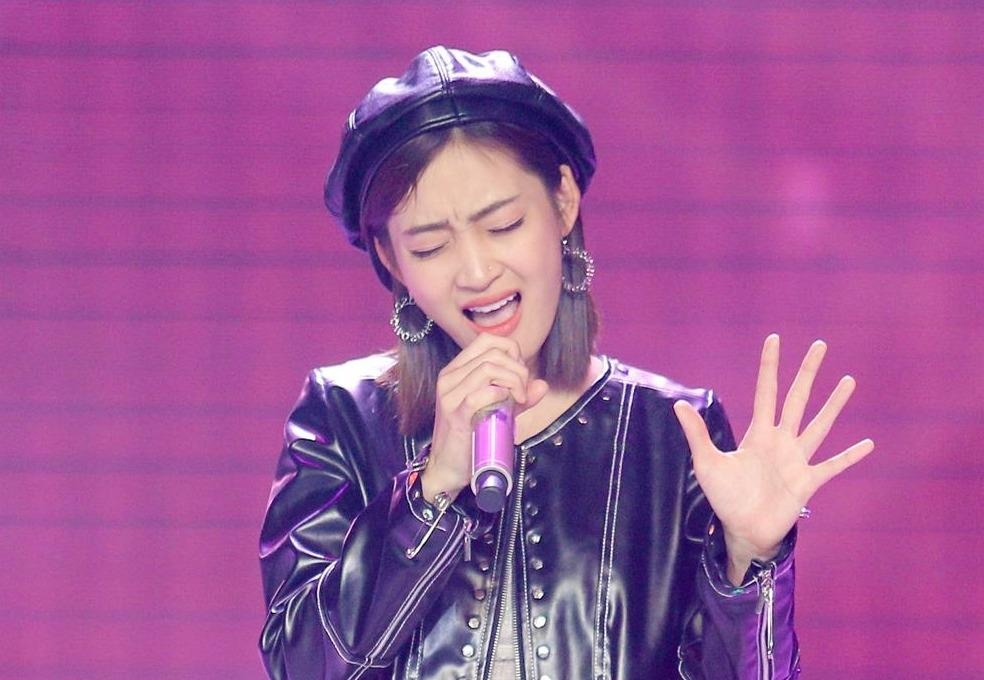 Ho Hoai Anh quyet uu ai hot girl The Voice bat chap the gioi quay lung hinh anh