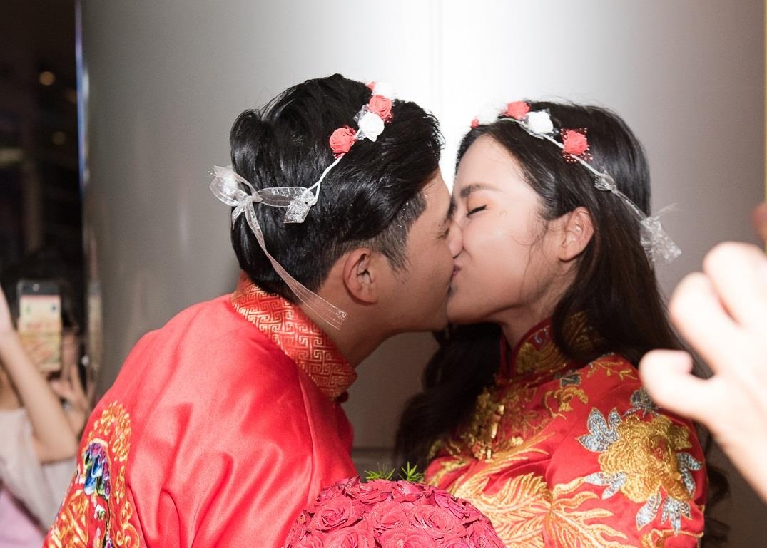 Dong Nhi, Ong Cao Thang to chuc 'le cuoi' tai san bay hinh anh