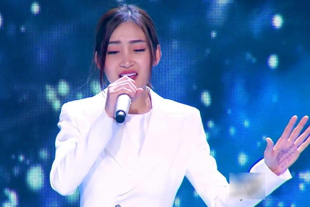 Hot girl The Voice chep bai hat ra tay khi bieu dien hinh anh