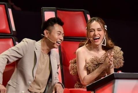 Huong Giang noi nhieu, lan at dan HLV trong tap dau The Voice Kids hinh anh