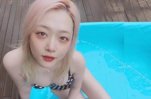 'My nu thi phi' Sulli dien bikini, tao dang gay tranh cai hinh anh