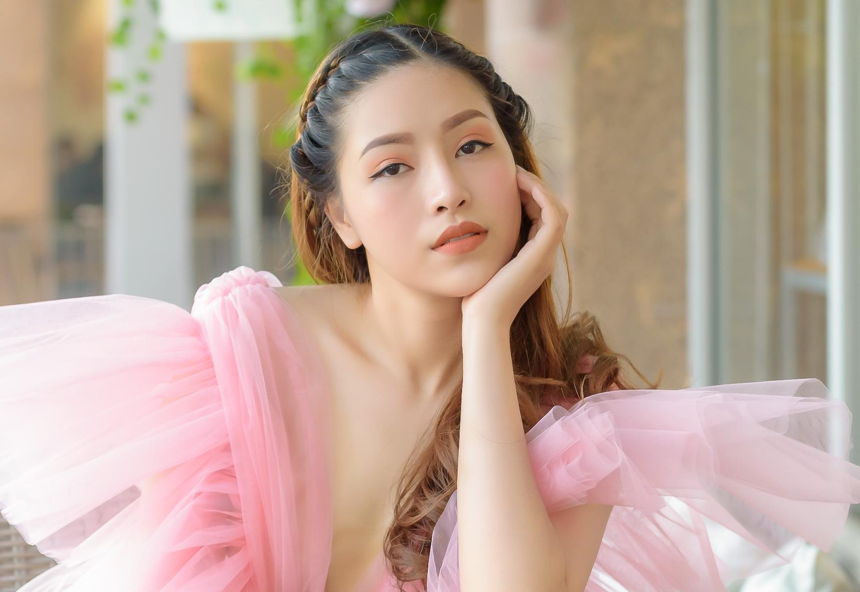 Nhan sac co gai duoc menh danh 'nu hoang trinh dien' cua The Voice hinh anh