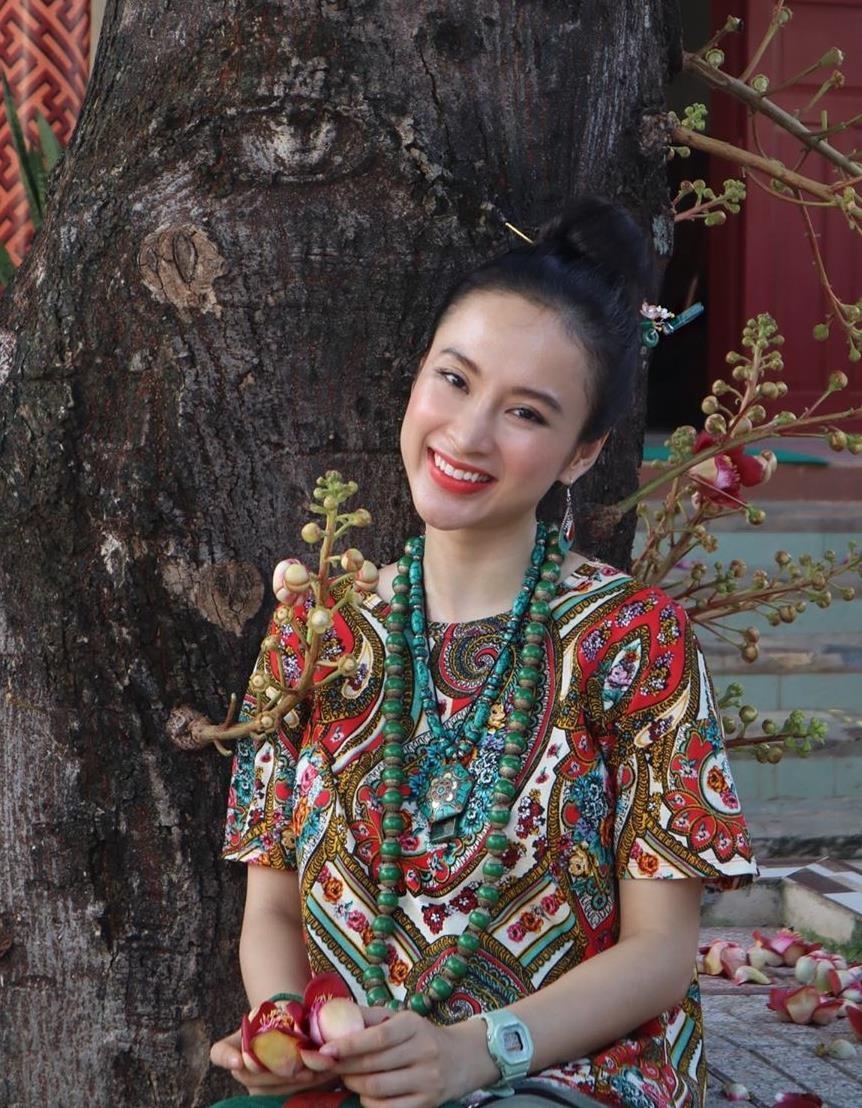 Angela Phuong Trinh gian di anh 5