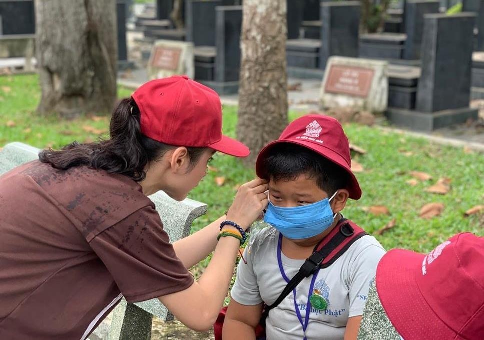 Angela Phuong Trinh gian di anh 2