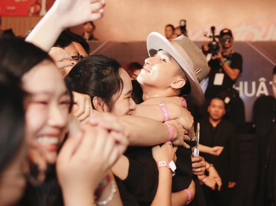 Son Tung gap fan quoc te anh 4