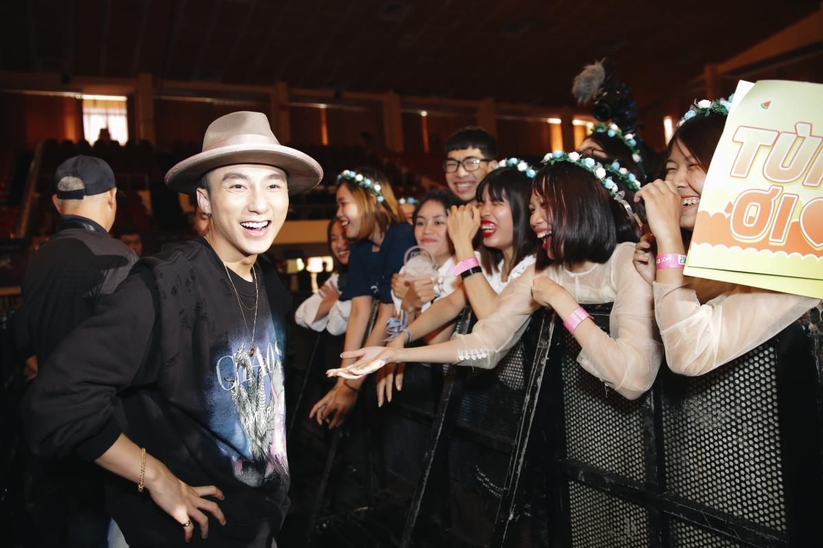 Son Tung gap fan quoc te anh 2