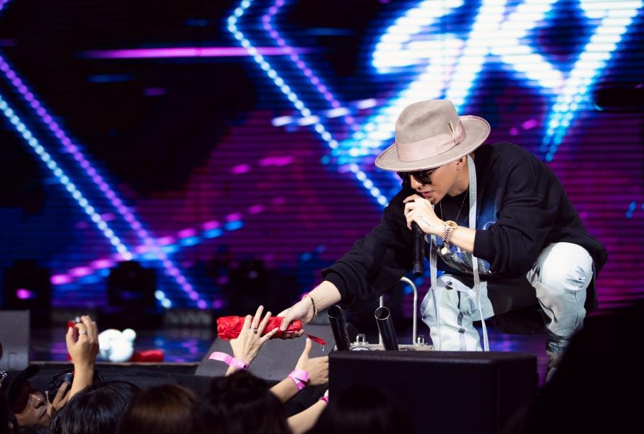 Son Tung gap fan quoc te anh 3