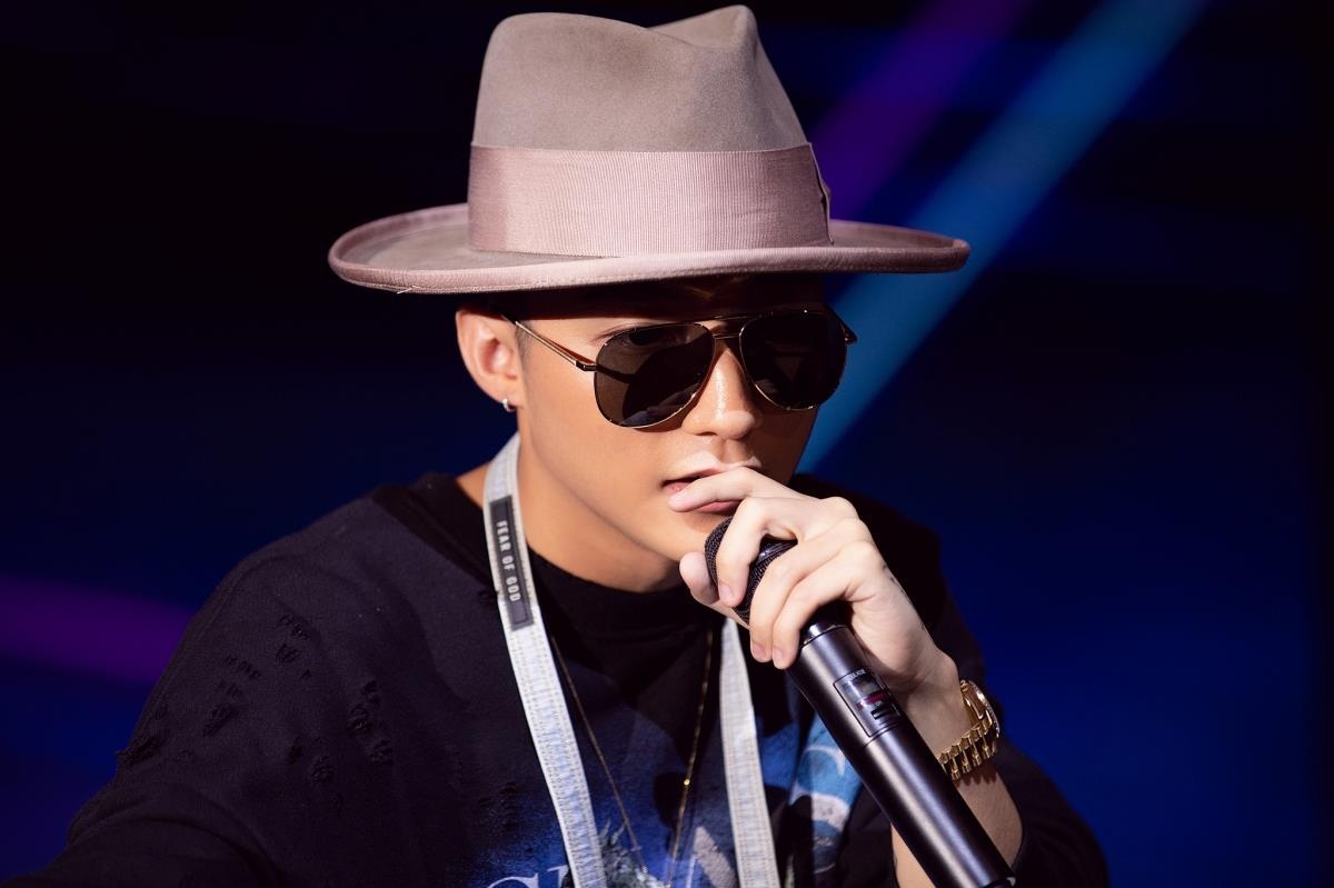 Son Tung gap fan quoc te anh 6