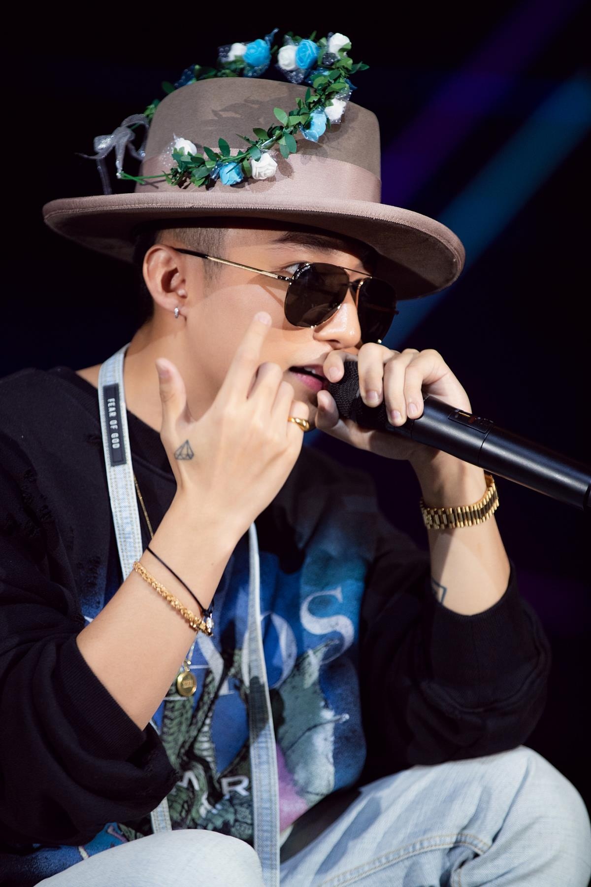 Son Tung gap fan quoc te anh 7