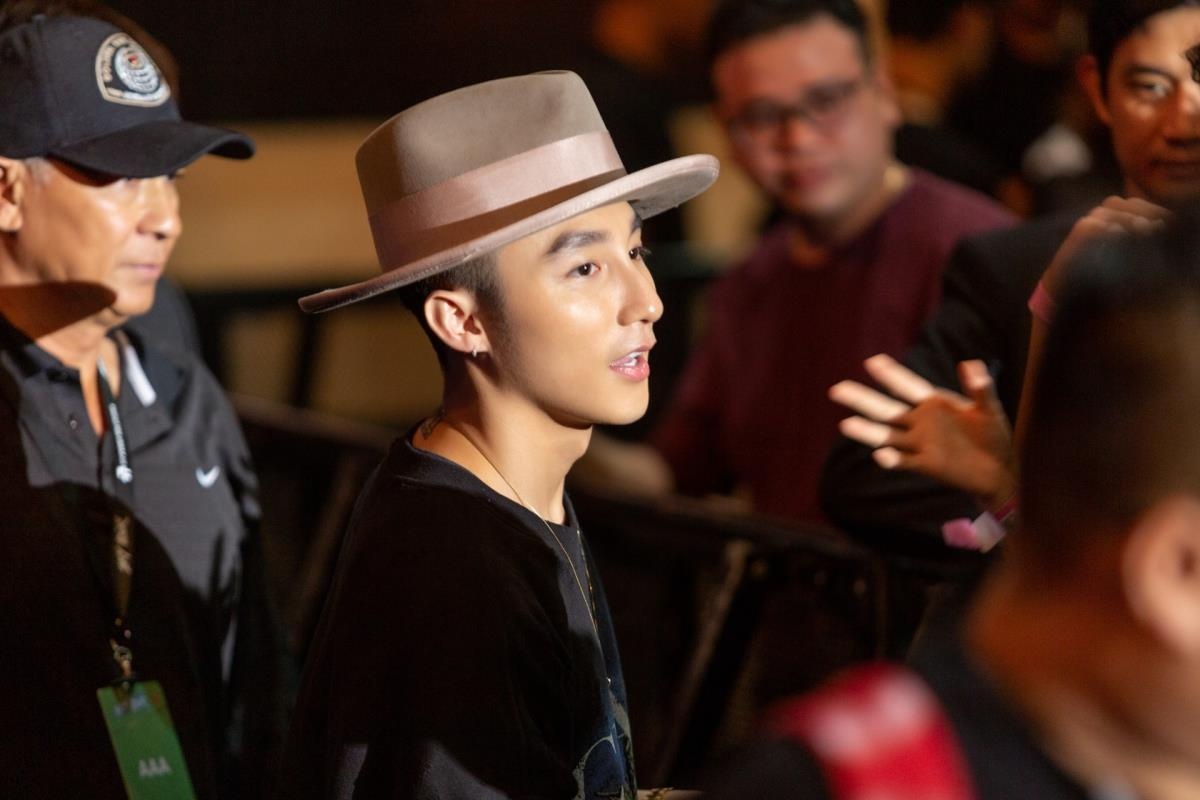 Son Tung gap fan quoc te anh 8