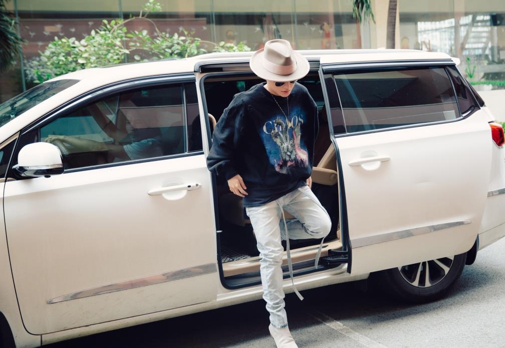 Son Tung gap fan quoc te anh 1