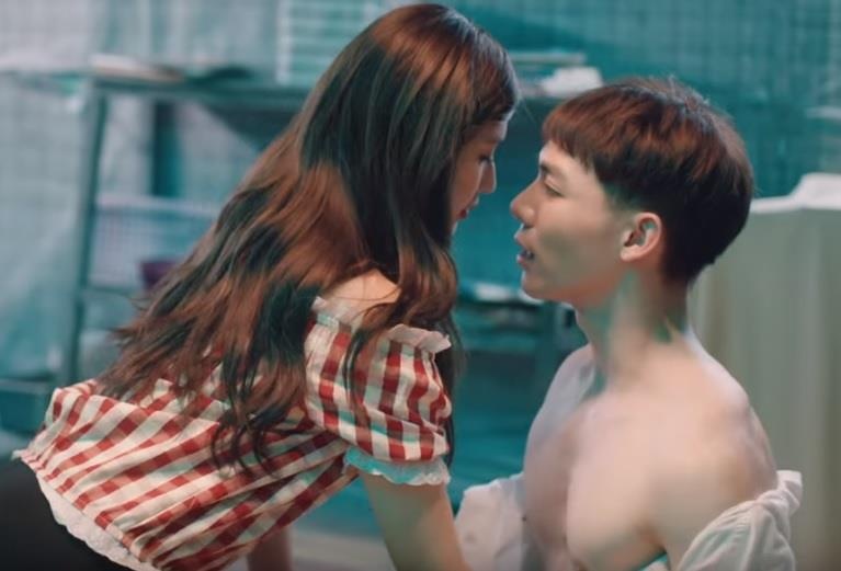 Erik tro lai voi ballad bang MV nong bong nhat tu khi di hat hinh anh