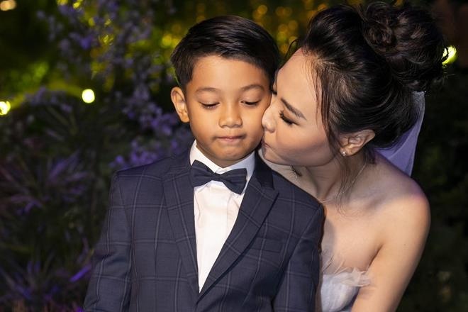 Be Subeo ben len khi duoc Dam Thu Trang hon tai le cuoi cua bo hinh anh