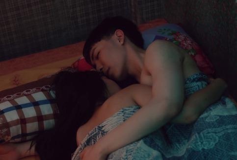 MV cua Erik gay tranh cai vi co canh giong phim nong Nhat Ban hinh anh