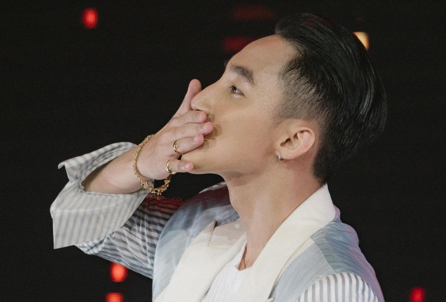 Khung canh an tuong hang nghin fan hat 'Chac ai do se ve' voi Son Tung hinh anh