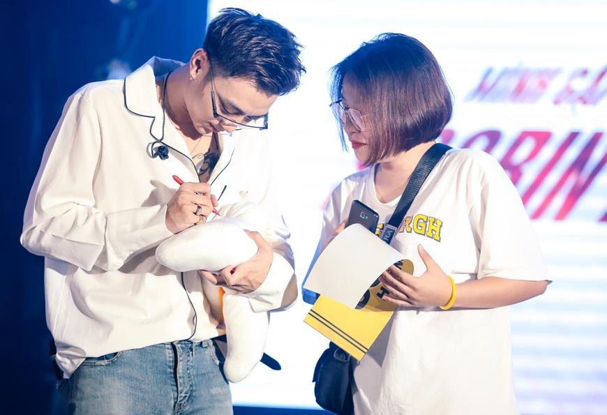 Soobin hoang son khoe co bung anh 7