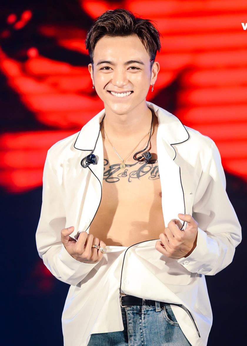 Soobin hoang son khoe co bung anh 4