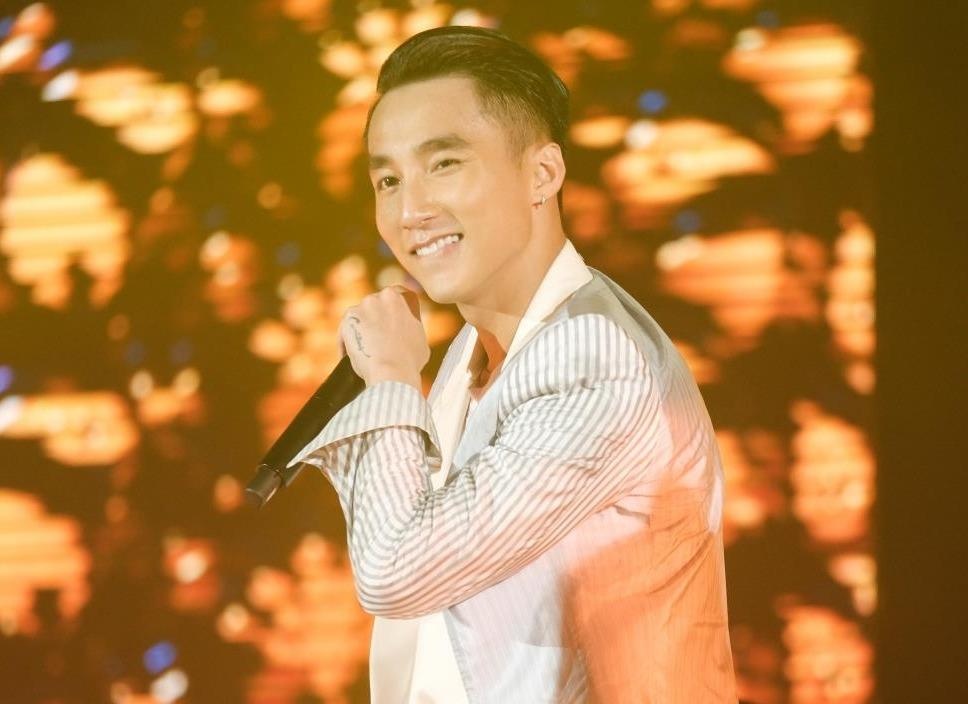 Son Tung mang xe hoi vao live show, chay het minh cung hang nghin fan hinh anh