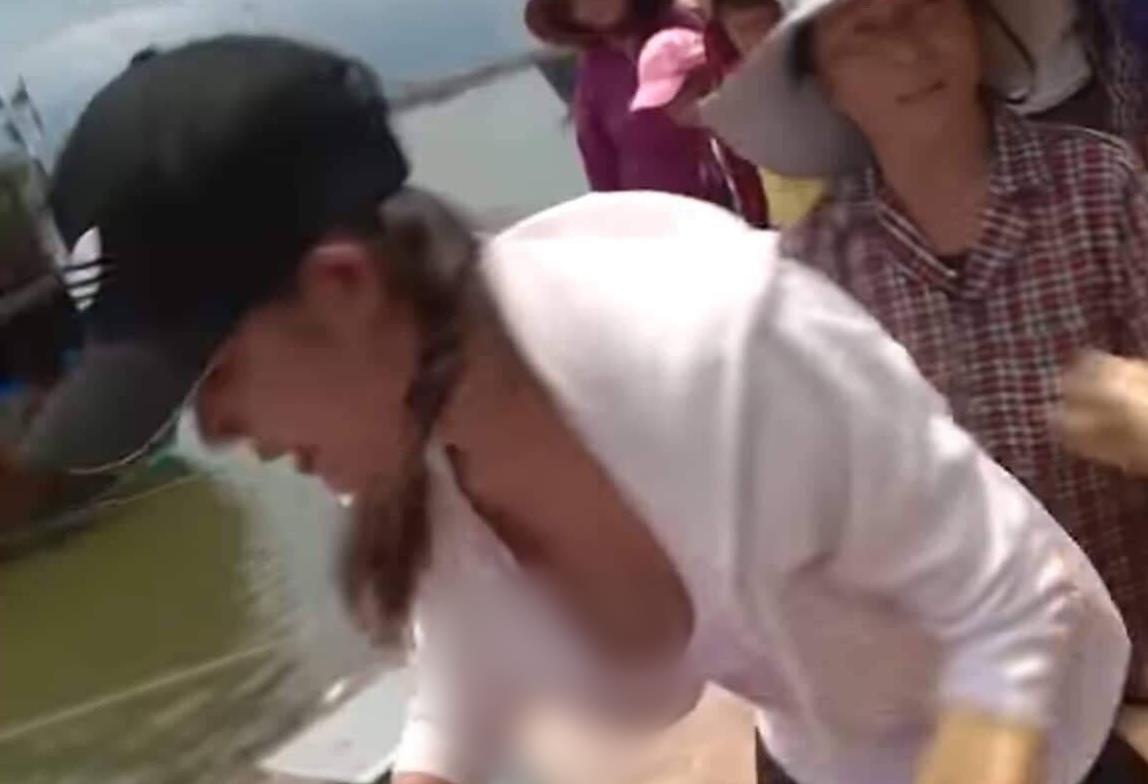 Nguoi dep Viet gay tranh cai khi lo hang o Cuoc dua ky thu hinh anh