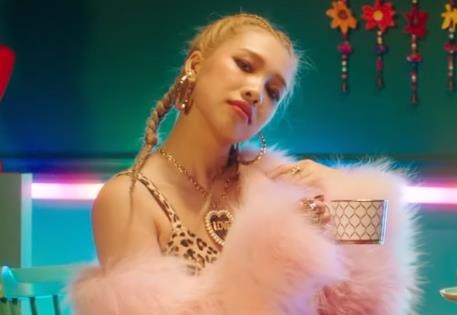 Hot girl Viet the hien the nao trong MV cua nhom nu da quoc tich? hinh anh