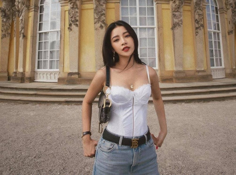 Chi Pu nghien khoe vong mot anh 1