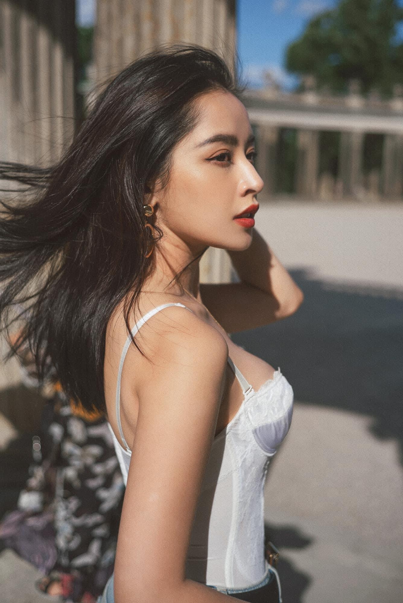 Chi Pu nghien khoe vong mot anh 2