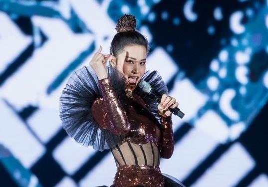 Chi Pu, Dong Nhi nhay sung suc o chung ket Hoa hau The gioi Viet Nam hinh anh