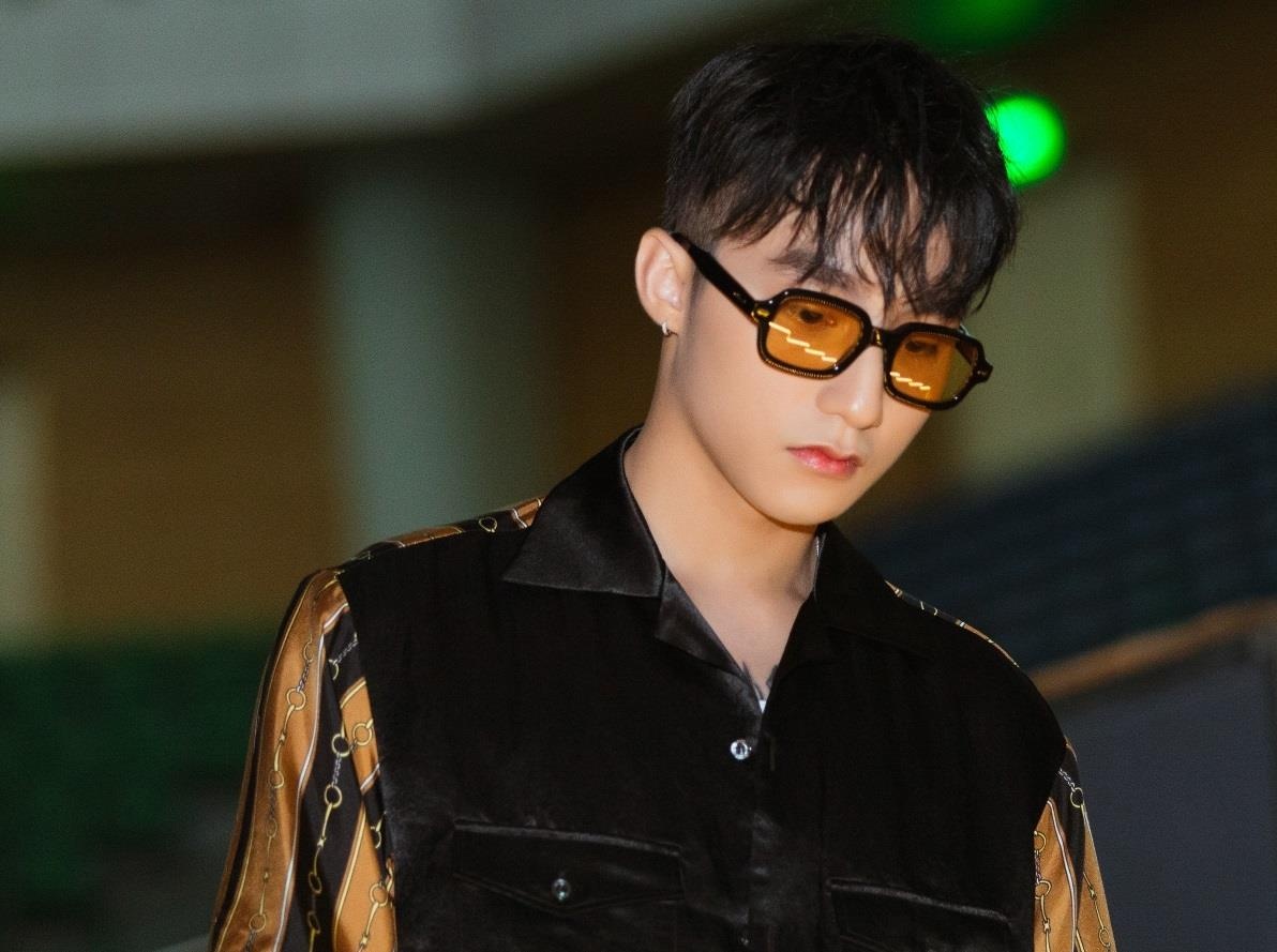 Son Tung coi day chuyen tang fan anh 1