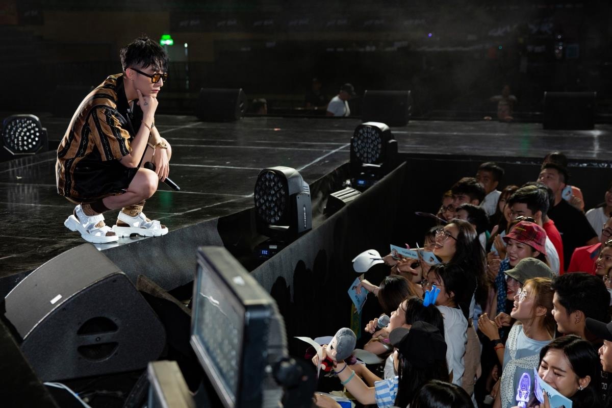 Son Tung coi day chuyen tang fan anh 9