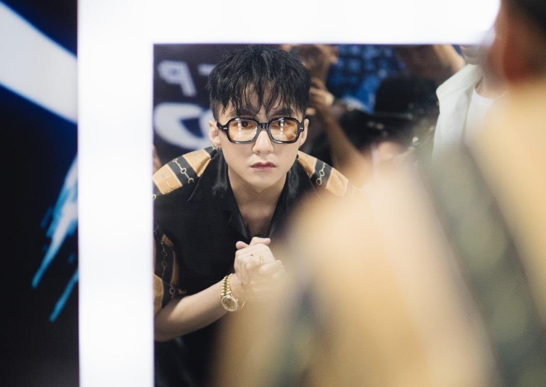 Son Tung coi day chuyen tang fan anh 8