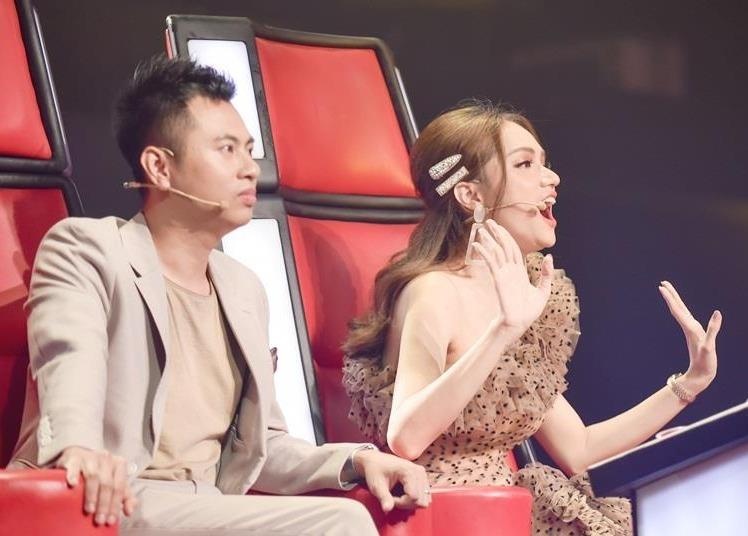 Huong Giang noi lan at, ra suc tranh cai tren ghe nong The Voice Kids hinh anh