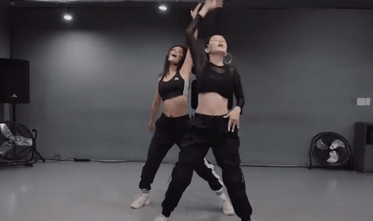 Chi Pu mac ho eo the hien vu dao ca khuc moi hinh anh