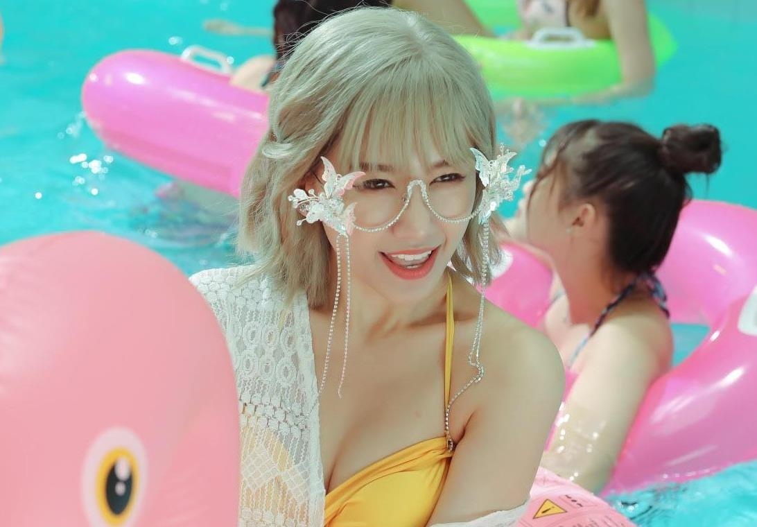 Hari Won mac bikini tao dang giua be boi hinh anh