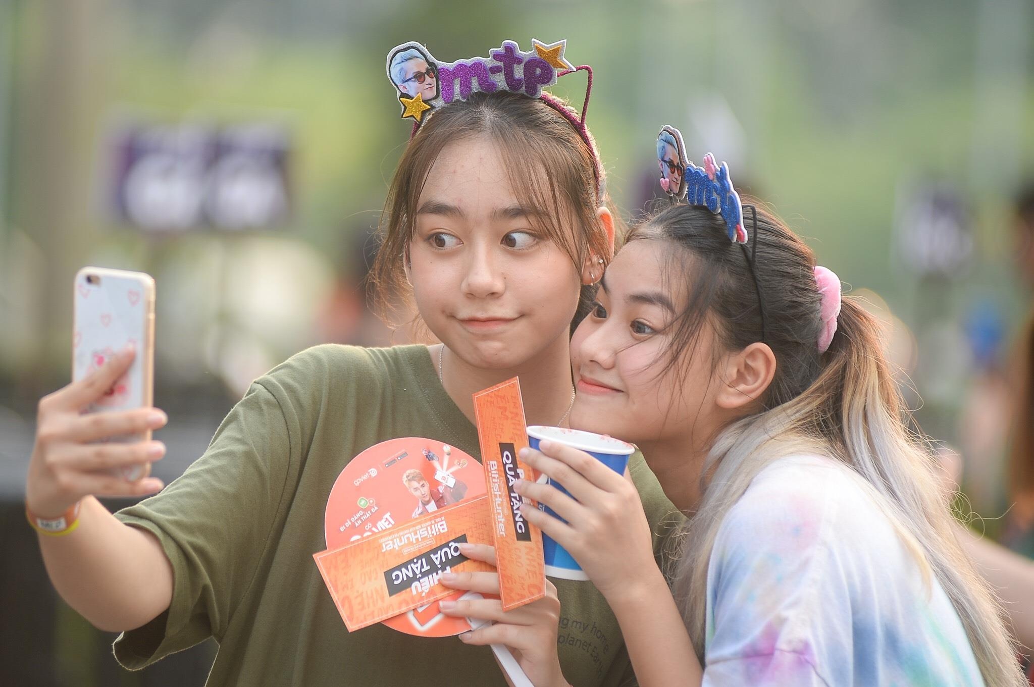 Khan gia cho hang gio, hao hung vi sap duoc gap Son Tung hinh anh