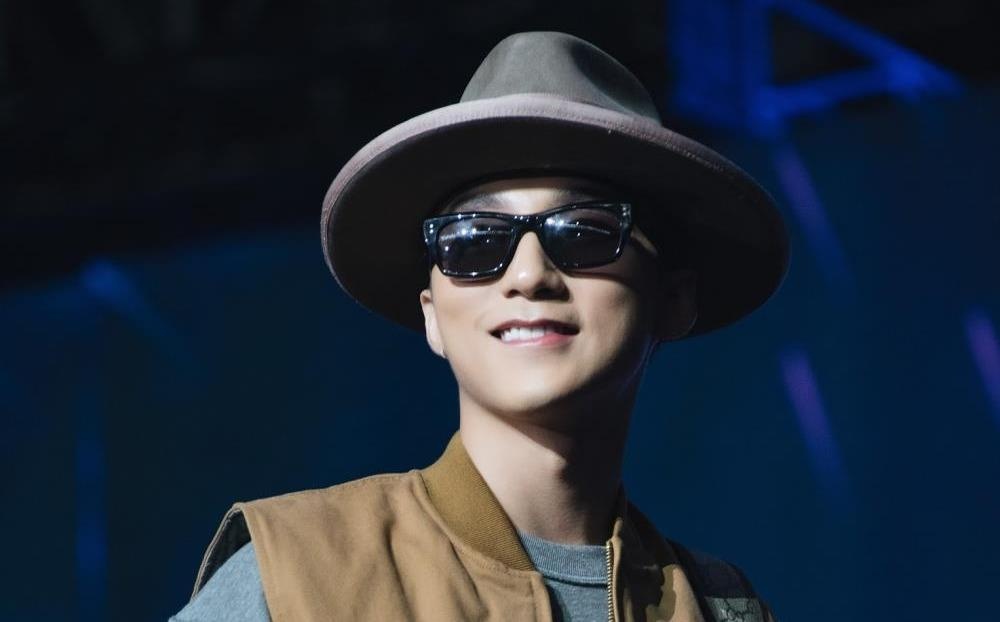 Fan nu dua me den su kien de xin ket hon voi Son Tung M-TP hinh anh