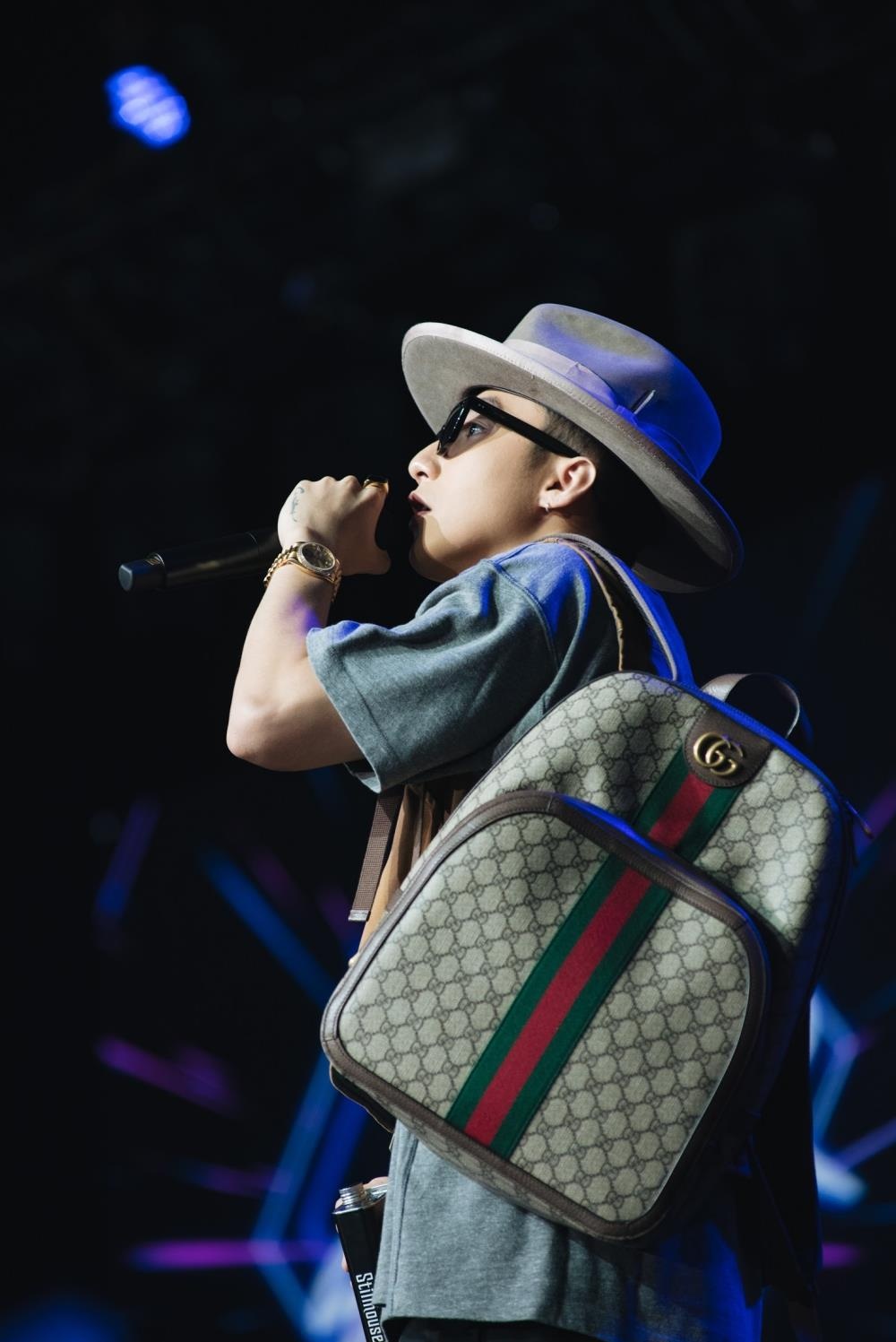 Son tung Sky tour anh 8