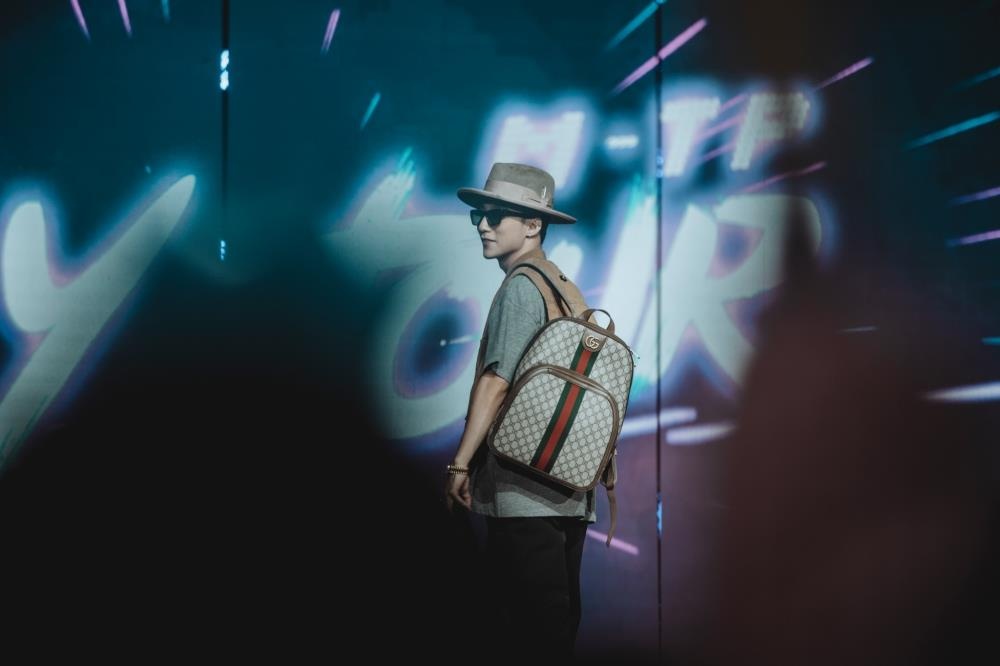 Son tung Sky tour anh 4