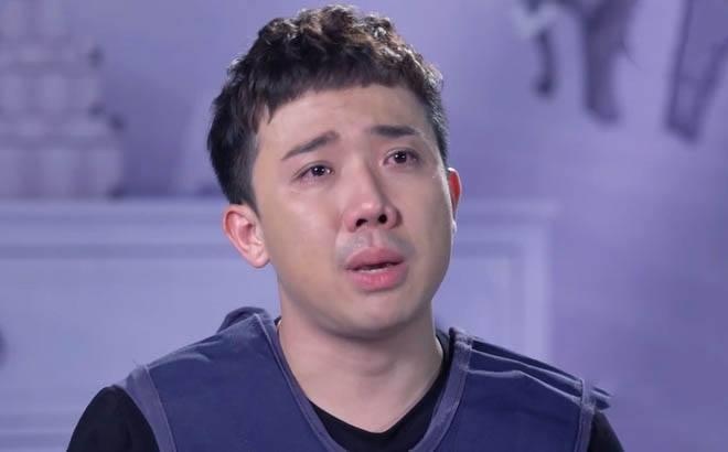 Tran Thanh suyt vap nga tren san khau vi mang giay don hinh anh