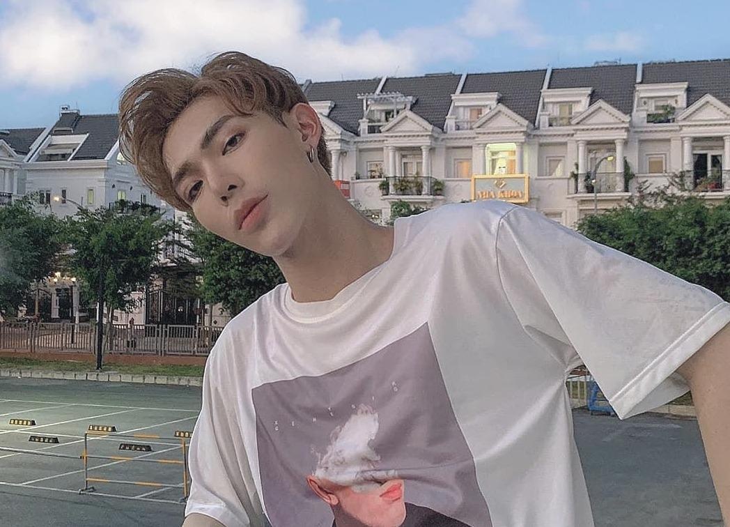 Lo hinh o cung chang trai coi tran, Erik bi don yeu dong tinh hinh anh