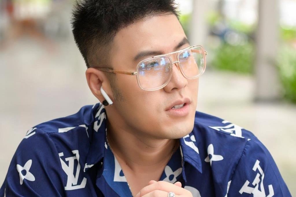 Akira Phan: 'Bi che beo nhu heo, toi hut mo toan than suot 12 tieng' hinh anh