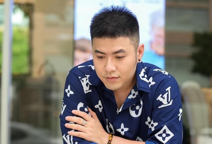 Akira Phan giam show, bi che phat tuong truoc khi hut mo toan than hinh anh