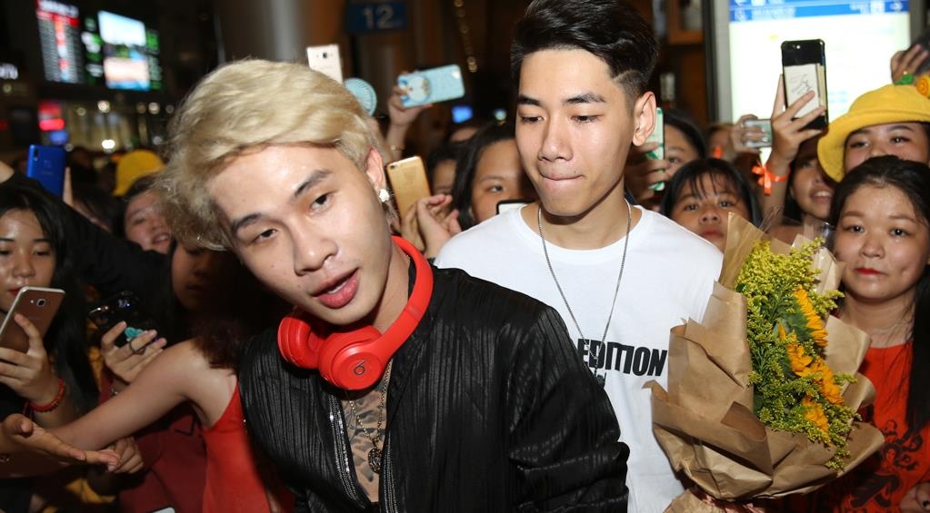 Hang tram nguoi ham mo vay kin Jack, K-ICM o san bay luc dem muon hinh anh