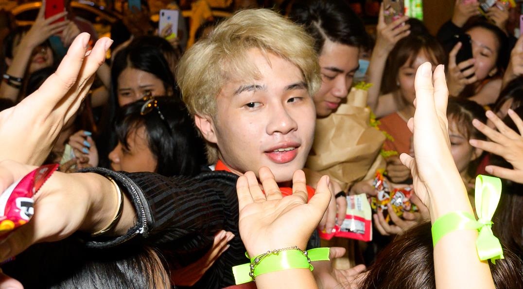 Khung canh Jack, K-ICM bi fan bao vay tai san bay Tan Son Nhat hinh anh