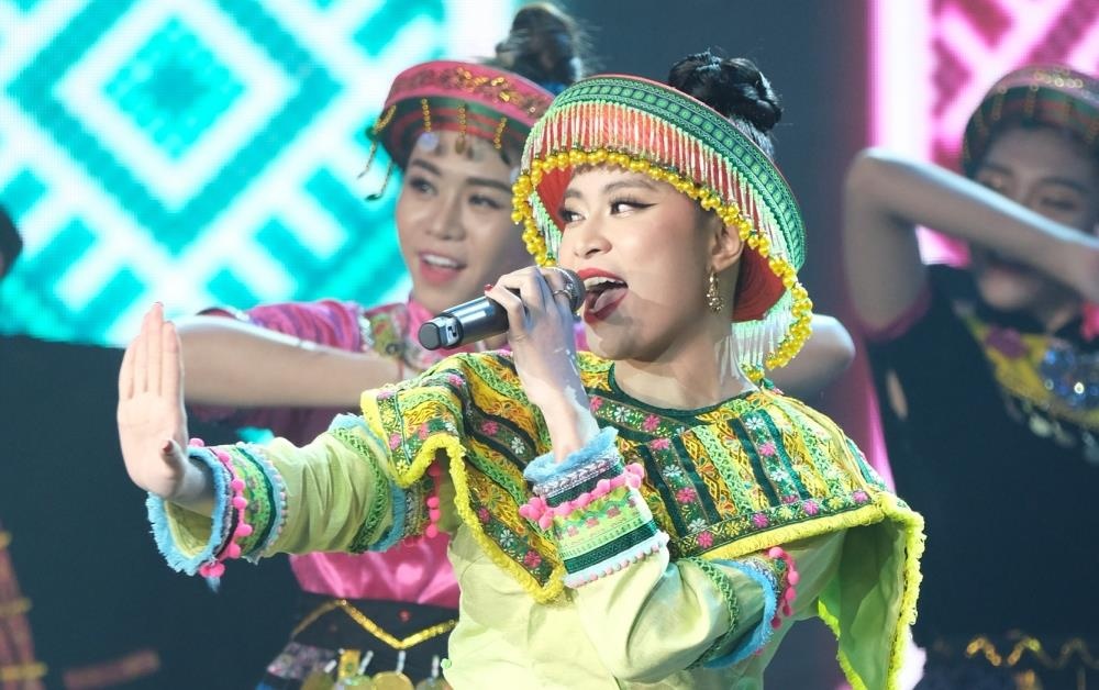 Dan sao Viet say sua xem Hoang Thuy Linh, Den bieu dien hinh anh