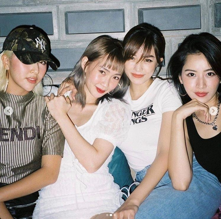 nhom ban than cua chi pu anh 2