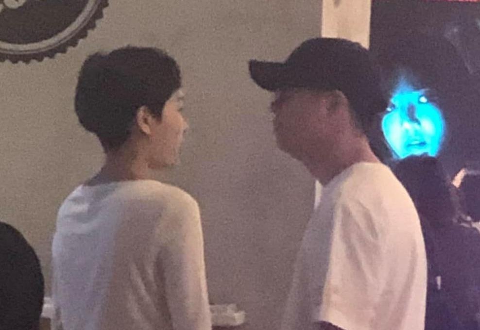 Bui Anh Tuan va Hien Ho lo anh di xem phim luc toi muon hinh anh