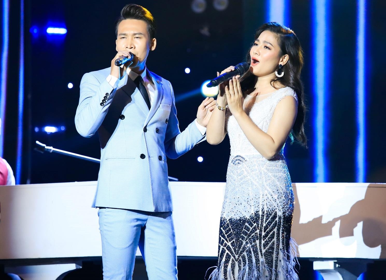 Phuong Trinh Jolie bi Minh Luan cuong hon anh 7